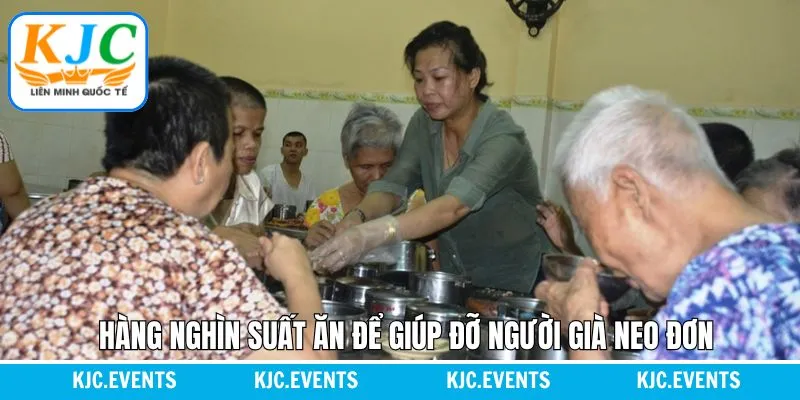 Hàng nghìn suất ăn gửi đi từ KJC